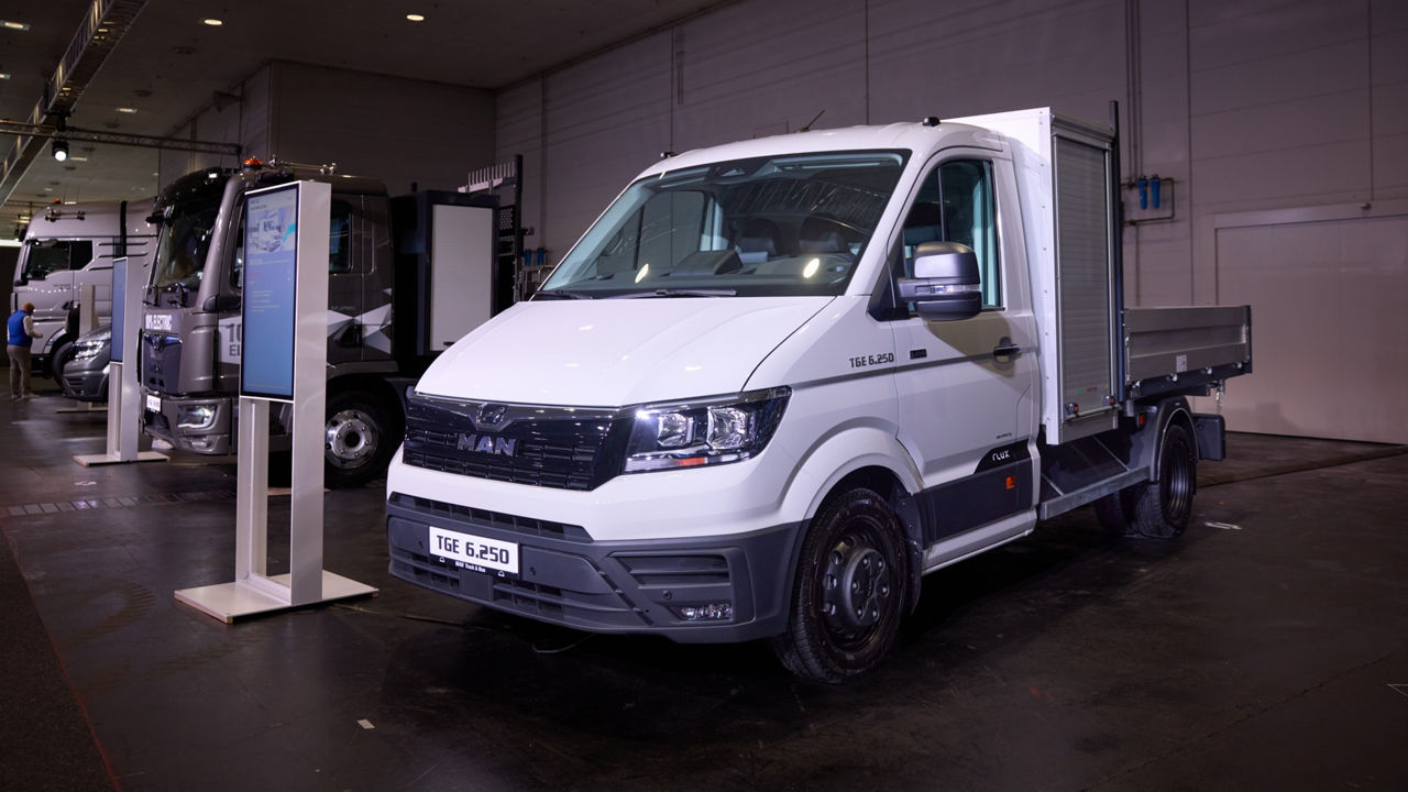 16_9 - 2400 x 1350 px-MAN-IAA-3.jpg